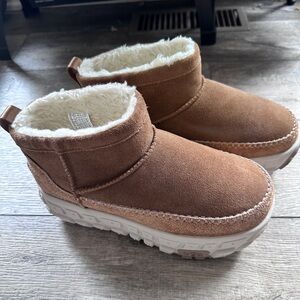 NWOT! UGG Venture Daze Ultra Mini Boots